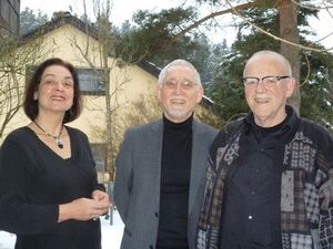 Gratulation: Gaby Frommer und Harald Frommer (rechts) freuen sich über die Glückwünsche von Hans Jörg Fahrner (Mitte).