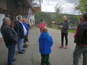 Kandidaten von SPD, Buntspecht und BDU haben sich auf dem Mooshof in Tennenbronn informiert.