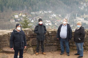 Torsten Stumpf (von links), Herbert Zinell sowie Mirko und Tanja Witkowski auf der Hohenschramberg.