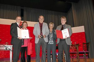 Herbert Zinell (links) hat Hans Uhse geehrt. Foto: Nina Lipp