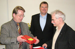 Mirko Witkowski (von links) und Klaus Eisenhardt ehrten gemeinsam Werner Klank für 40-jährige Mitgliedschaft. Foto: mp