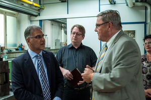 Ergun Can (v.l.), SPD-Vorsitzender Mirko Witkowski, Firmenchef Karl Heinz Bock und Britta Schondelmaier.