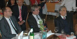 Der frühere Oberbürgermeister, Professor Roland Geitmann (rechts) beim SPD-Jubiläumsabend am 12. Oktober. Foto: him