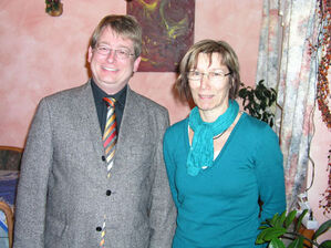 Schrambergs SPD-Vorsitzender Mirko Witkowski begrüßt die neue Kassiererin Gertrud Nöhre im Vorstand. Foto: Porzelt