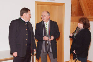 Klaus Eisenhardt (von links) im Gespräch mit Bürgermeister Halder und Elke Ringl-Klank.