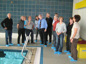 Schwimmeister Joachim Ragg (vier von links) erläuterte der SPD, wie dringend die Sanierung des Hallenbades ist. Foto: mp