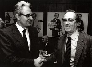 Die SPD-Politiker Hans-Jochen Vogel (links) und Heinz Rapp (rechts) im Bundestagswahlkampf 1981. Foto: Stadtarchiv