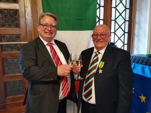 Mirko Witkowski (von links) gratuliert Guiseppe Agosta.