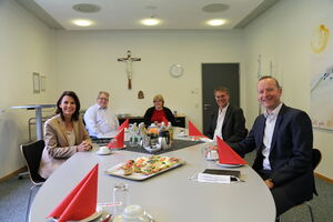 Rita Schwarzelühr-Sutter, Mirko Witkowski, Tanja Witkowski, Dr. Thorsten Hinz, Stefan Guhl (von links)