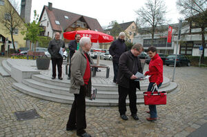 Fröhliche Begegnung der politischen Wettbewerber im Wahlkampf. Foto: him
