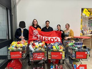 Nach getaner Arbeit: Die Jusos mit vier vollgefüllten Einkaufswagen im Eingangsbereich des Kauflands Schramberg.