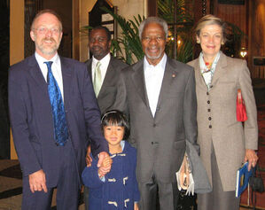 Franz Baumann mit Tochter Hannah unnd Kofi Annan sowie dessen Frau Nane.