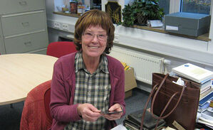 Karin Becker bei der Ordnung und Reinigung von Glasplattennegativen von Foto Kasenbacher im Stadtarchiv. Foto: Kohlmann