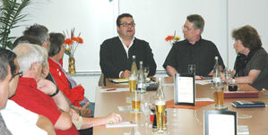 Michael Melvin (von links) stellte sich auf Einladung des SPD-Vorsitzenden Mirko Witkowski der politischen Diskussion.