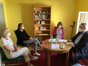 Mirko Witkowski (rechts), Traude Mangold (2. von rechts), Sabine Hemmerle-Burgbacher (links) und Julia Schnieder (2vl).