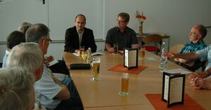 Thomas Herzog (von links) stand auf Einladung von Mirko Witkowski Rede und Antwort.