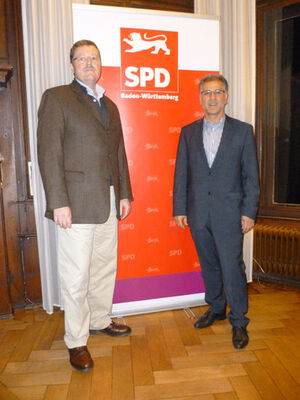 Klaus Eisenhardt (von links) und Ergun Can stellten sich nach einer engagierten Diskussion gemeinsam zum Foto.