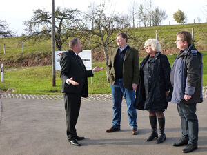 Bürgermeister Seckinger (von links) informiert Klaus Eisenhardt, Rita Haller-Haid und Mirko Witkowski.