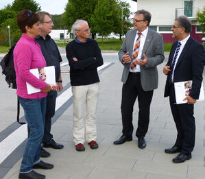 Vorstand Hubert Bernhard (zweiter von rechts) informierte Bärbel Porzelt, Mirko Witkowski, Werner Klank und Ergun Can.