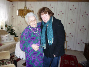 Maria Frellstedt (von links) freut sich über die Glückwünsche von Elke Ringl-Klank.