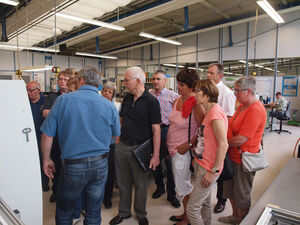 Klaus Dieter Geißler und Udo Flaig führen die SPD Kandidaten für die Kommunalwahl durch die Werkstatt für Behinderte.