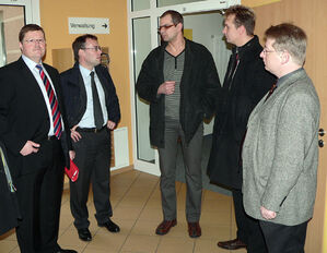 Besuch bei der AWO: Klaus Eisenhardt, Peter Friedrich, Andreas Troll, Peter Hirsch und Mirko Witkowski. Foto: Schwabo
