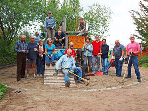 17 SPD-Mitglieder aus Vorstand und Gemeinderatsfraktion trafen sich deshalb auf dem Spielplatz aktiv. Foto: Neudeck