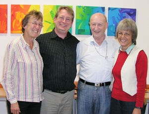 Umrahmt von Monika Rudolf (links) und Renate Much (rechts) verabschiedete Mirko Witkowski (zweiter von links) Karl Hoock