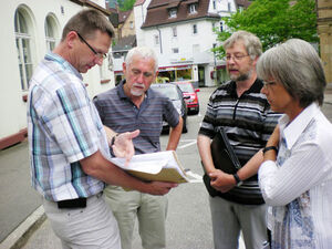 Andreas Krause (links) erläutert Hans-Jörg Fahrner, Martin Klaussner und Renate Much die Situation. Foto: Himmelheber