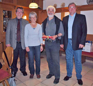 Mirko Witkowski (vl) und Renate Much ehren Roland Saurer. Klaus Eisenhardt gratuliert.