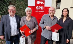 Mirko Witkowski (von links) ehrte Christa Rettkowski und Harald Müller. Selina Sander gratulierte für die Kreis-SPD.