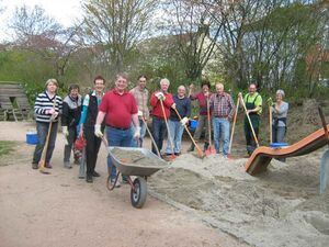 Kräftig angepackt haben die SPD-Mitglieder auf dem Spieltplatz unterhalb der alten St. Laurentius-Kirche.