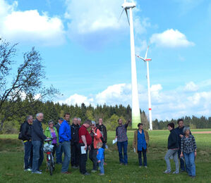 Windkapf:Die Wandergruppe bei der Veranstaltung von BDU, SPD und Buntspecht vor dem Bürgerwindrad und der neuen Anlage.