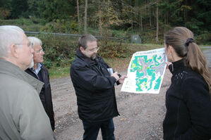 Michael Kammergruber und Susanne Kopf erläutern der Fraktionsgemeinschaft SPD/Buntspecht das Freimachungskonzept.