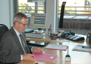 Umgeben von IT- Ministerialdirektor Herbert O. Zinell in seinem Büro. Archiv-Foto: him