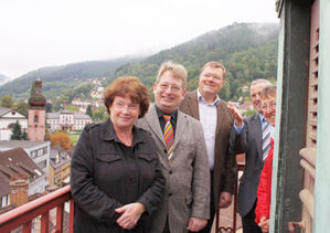 Blick vom Rathausturm: Elke Ringl-Klank, Mirko Witkowski, Klaus Eisenhardt, OB Herbert Zinell und Monika Rudolf Foto: gm